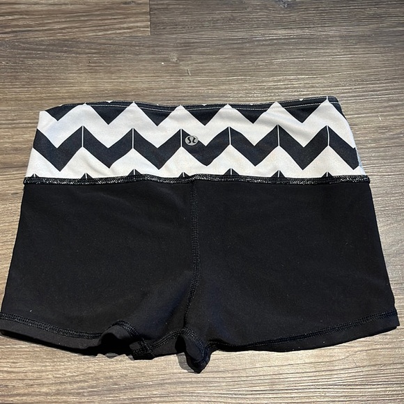 Lululemon reversible boogie shorts - Picture 4 of 7